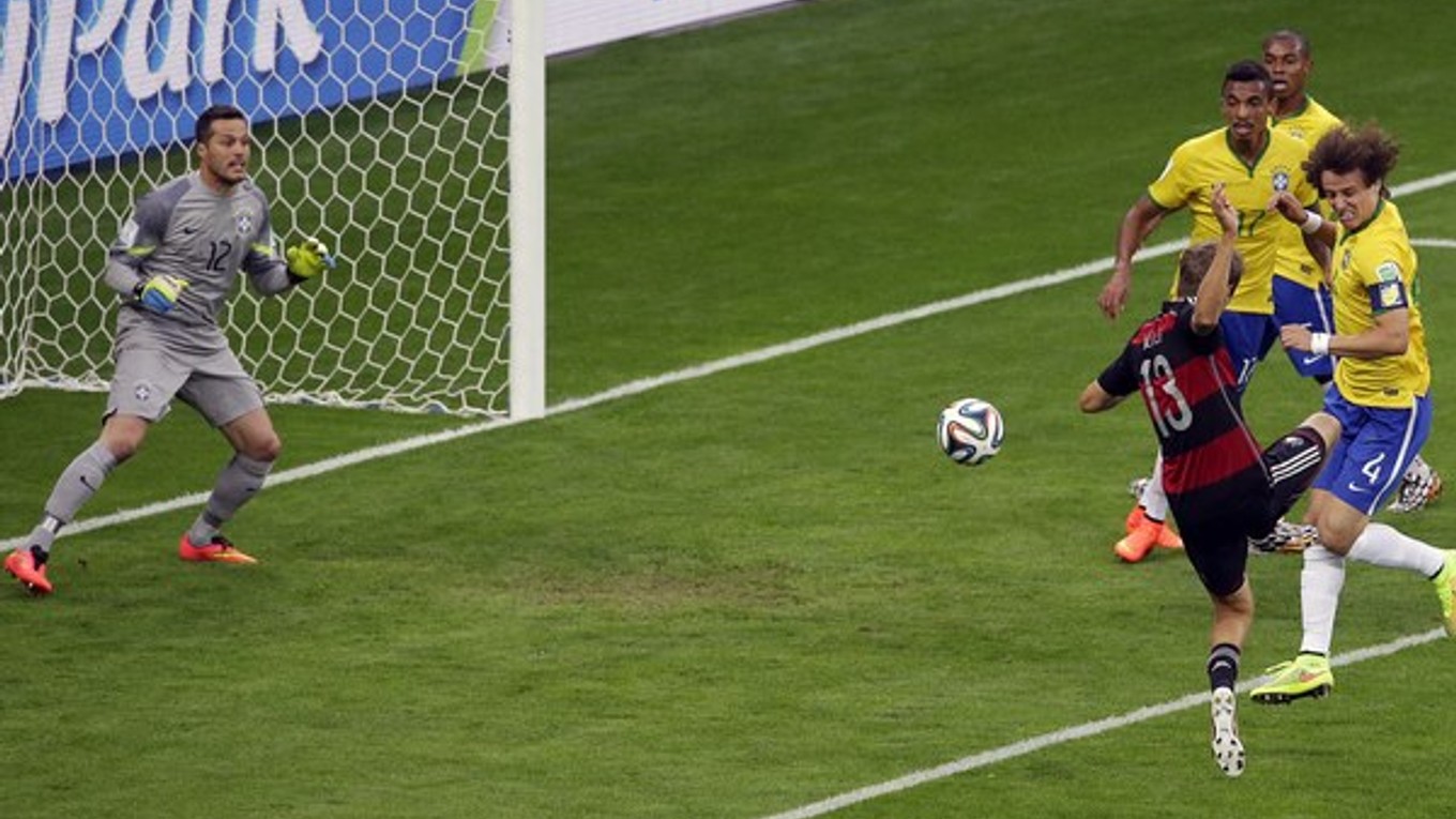 Thomas Müller takto strieľa úvodný gól v semifinále.