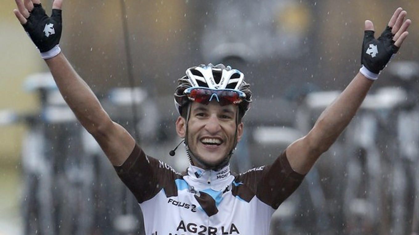 Francúzsky cyklista Blel Kadri z tímu AG2R sa raduje v cieli z víťazstva v 8. etape.