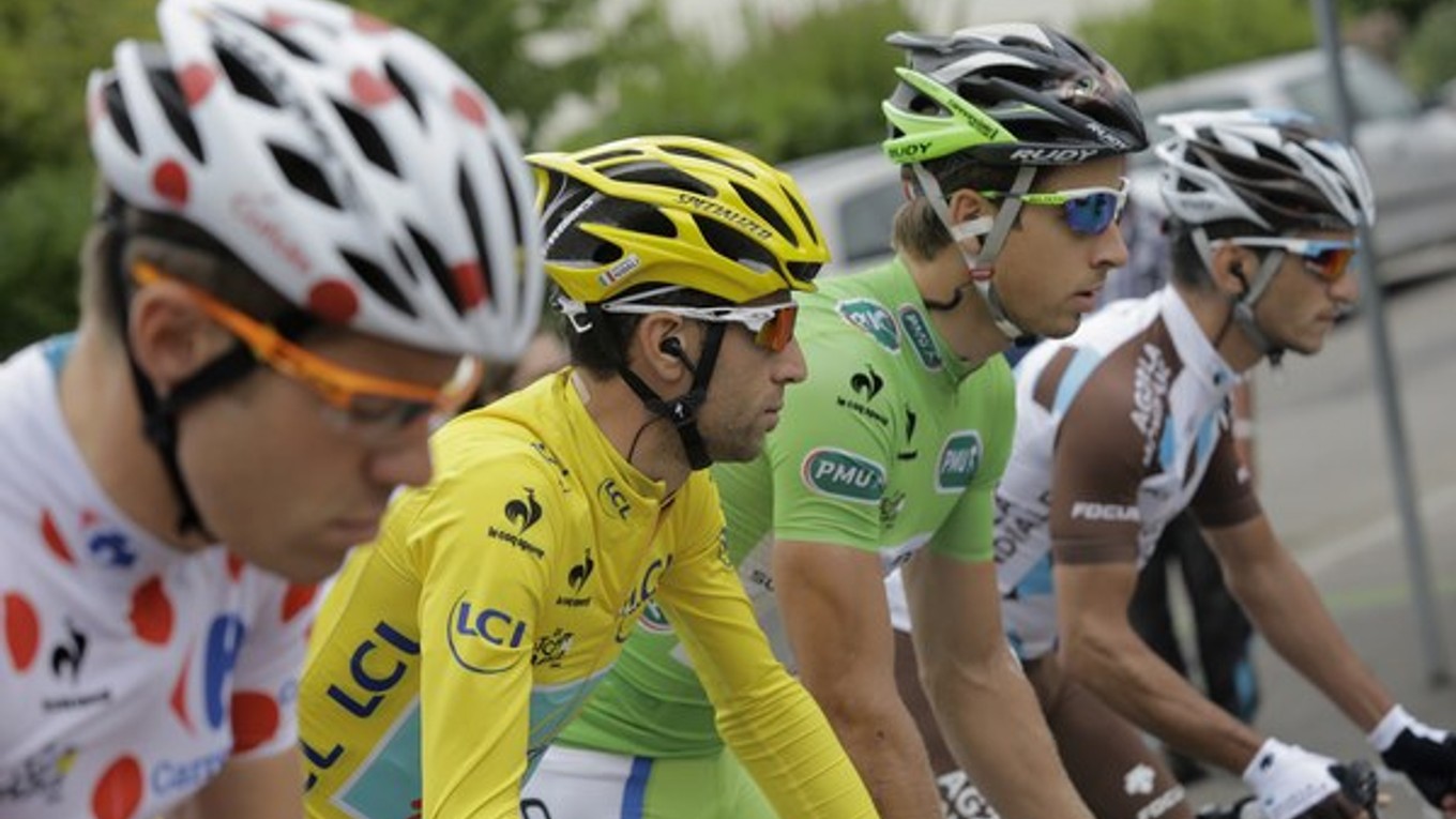 Peter Sagan z tímu Cannondale v zelenom drese vedúceho pretekára a víťazný Francúz Blel Kadri (vpravo) pred štartom 8. etapy.