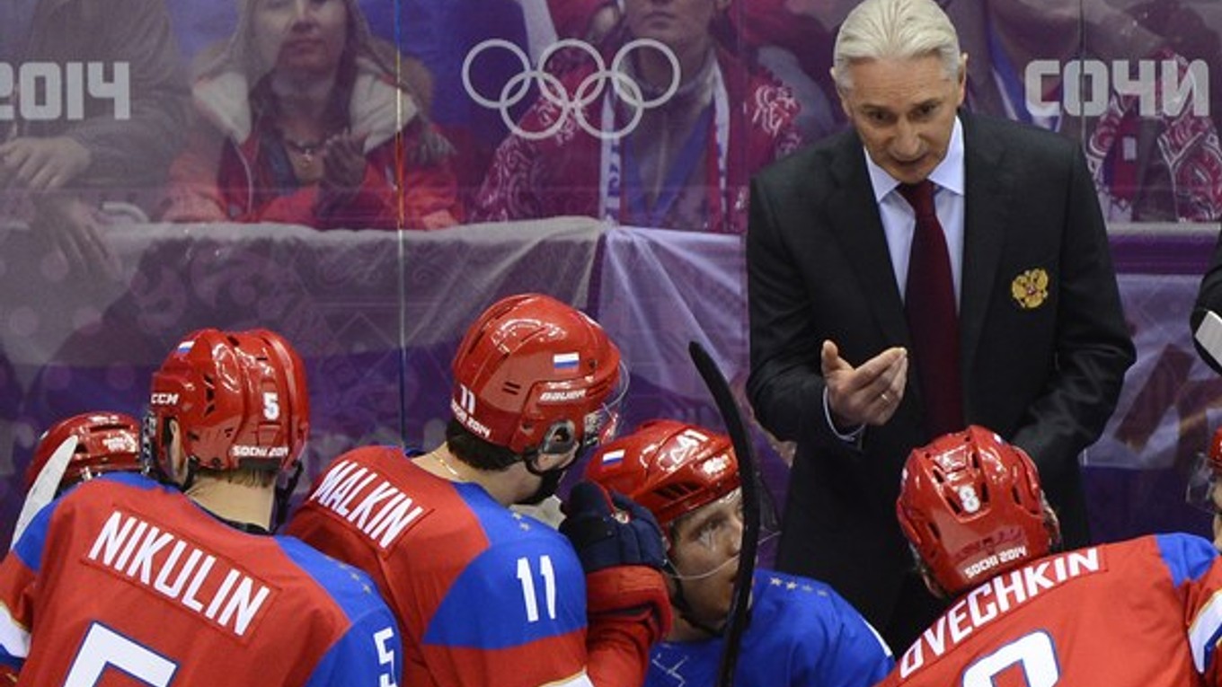 Na snímke vpravo hore tréner hokejistov Ruska Zinetula Biľaletdinov.