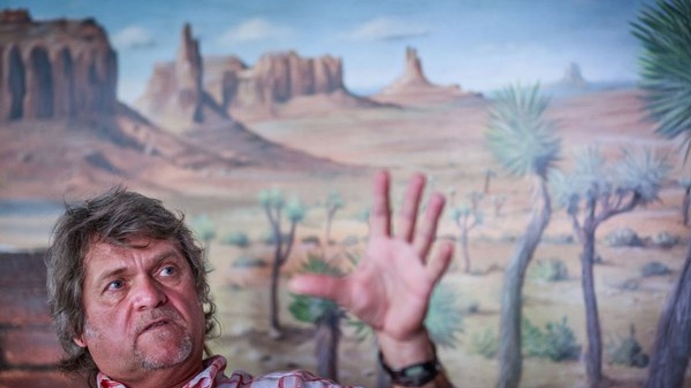 Ladislav Borbély (59) hrával za Spartu Praha i Duklu Banská Bystrica. Vyštudoval futbalové trénerstvo, bol predsedom trénersko-metodickej komisie SFZ, je vo výkonnom výbore Aliancie európskych asociácií futbalových trénerov. Napísal niekoľko kníh