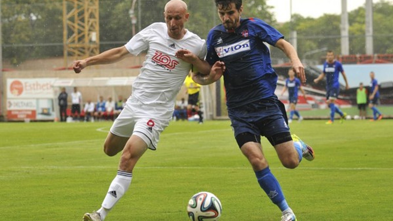 Na snímke vľavo kapitán FC Spartak Trnava Marek Janečka a hráč FC Vion Zlaté Moravce Márius Charizopulos v zápase 1. kola.