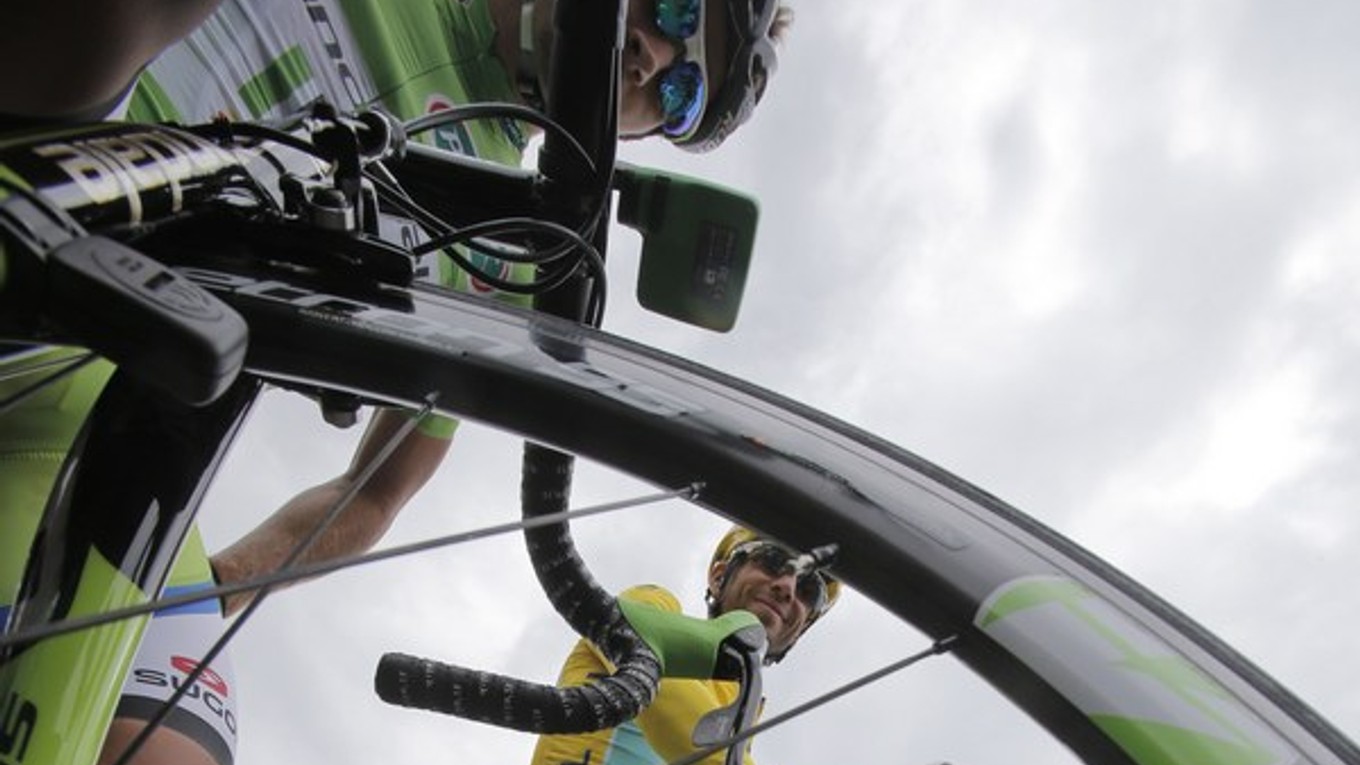 Peter Sagan v zelenom drese vedúceho pretekára v bodovacej súťaži pred štartom 9. etapy.