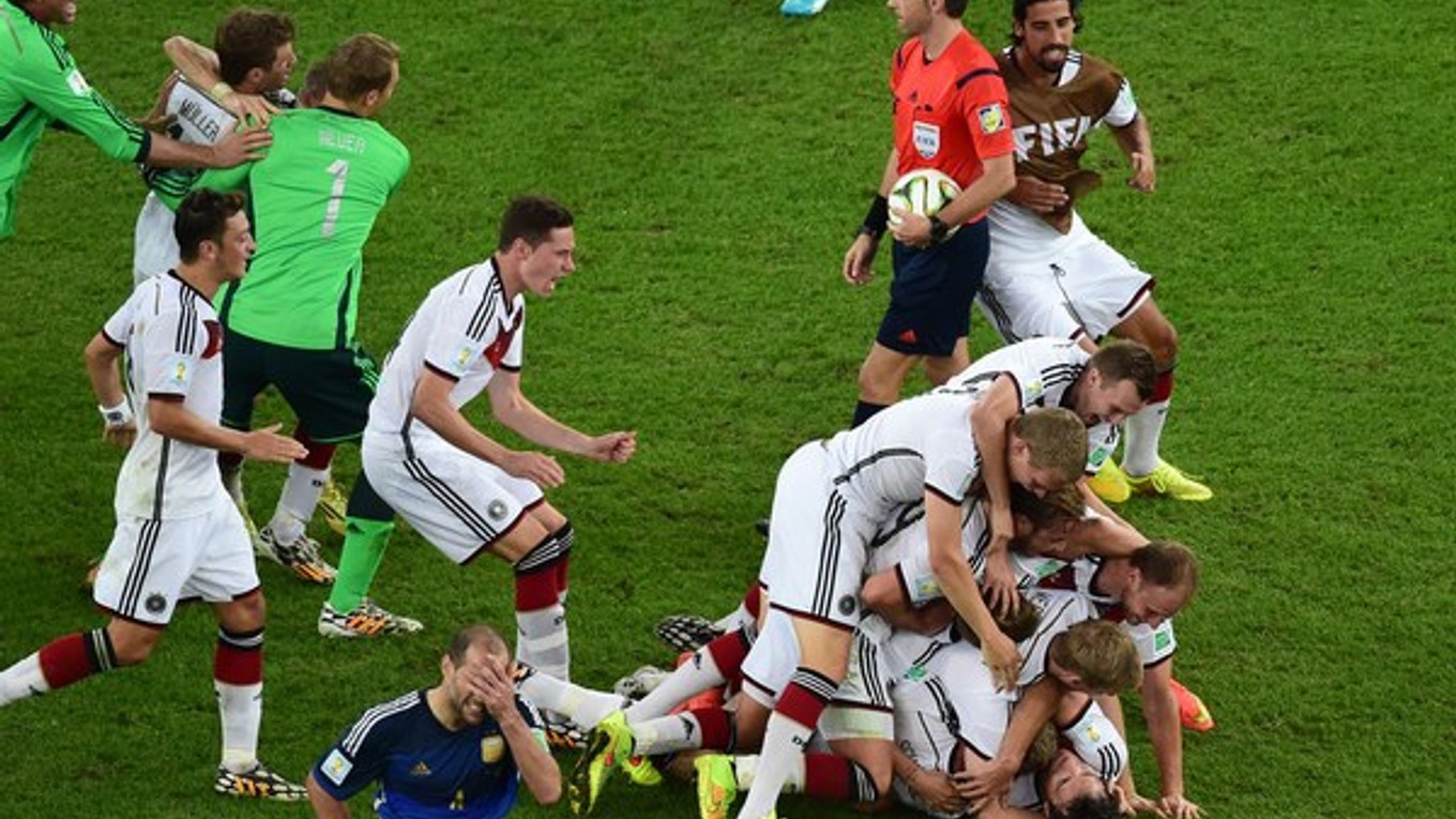 Nemeckí futbalisti sa radujú zo zisku titulu svetových šampiónov na 20. MS v Brazílii.