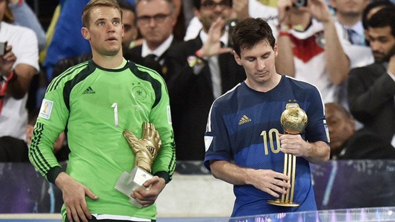 Manuel Neuer (vľavo) a Lionel Messi s individuálnymi oceneniami pre najlepšieho brankára, resp. hráča šampionátu.