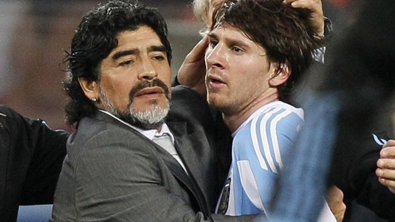 Diego Maradona ako tréner Lionela Messiho na MS 2010.