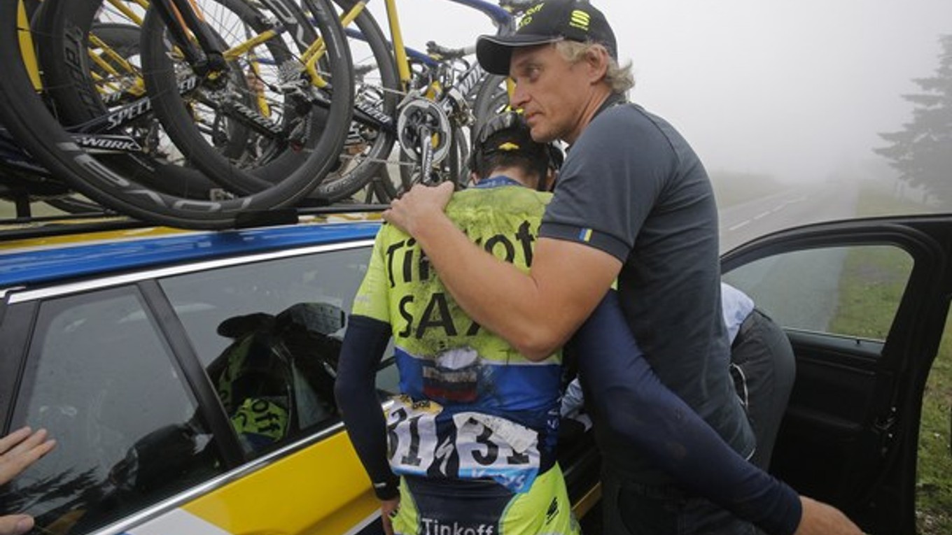 Zlomeného Contadora utešuje majiteľ tímu Oleg Tinkov.