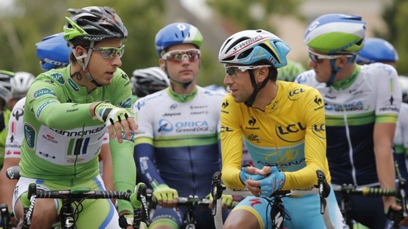 Peter Sagan (v zelenom) a Vincenzo Nibali (v žltom).