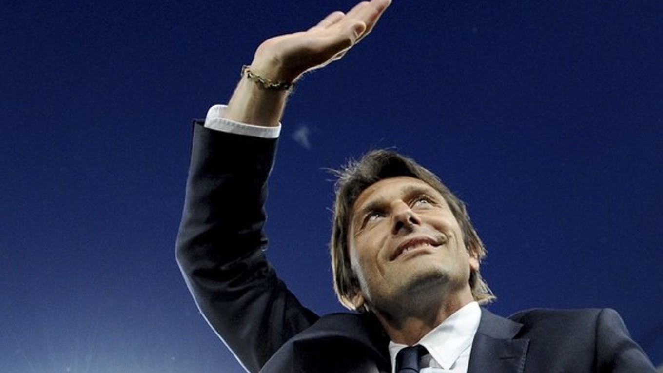 Taliansky tréner Antonio Conte potvrdil, že plánuje zostať na lavičke anglického futbalového majstra Chelsea Londýn aj ďalšie dva roky.