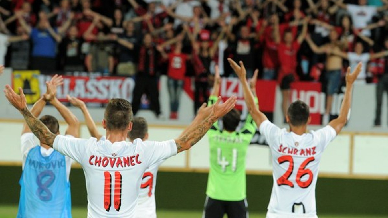 Poďakovanie sa hráčov FC Spartak Trnava divákom po skončení odvety prvého predkola Európskej ligy UEFA proti FC Hibernians v Zlatých Moravciach.