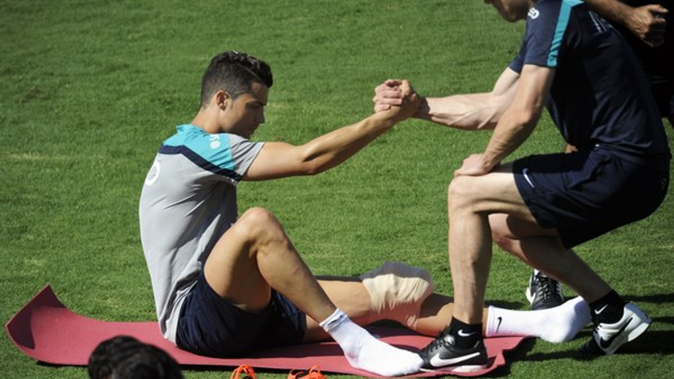 Najväčšia hviezda súčasného Realu Cristiano Ronaldo vľavo. Pomáha mu fyzioterapeut klubu Javier Santamaria.