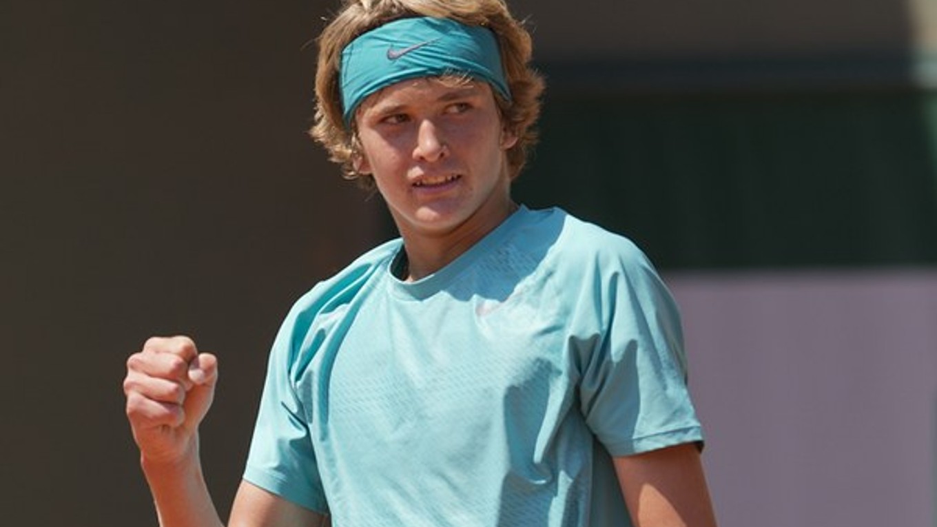 Alexander Zverev v Hamburgu postúpil už do semifinále.