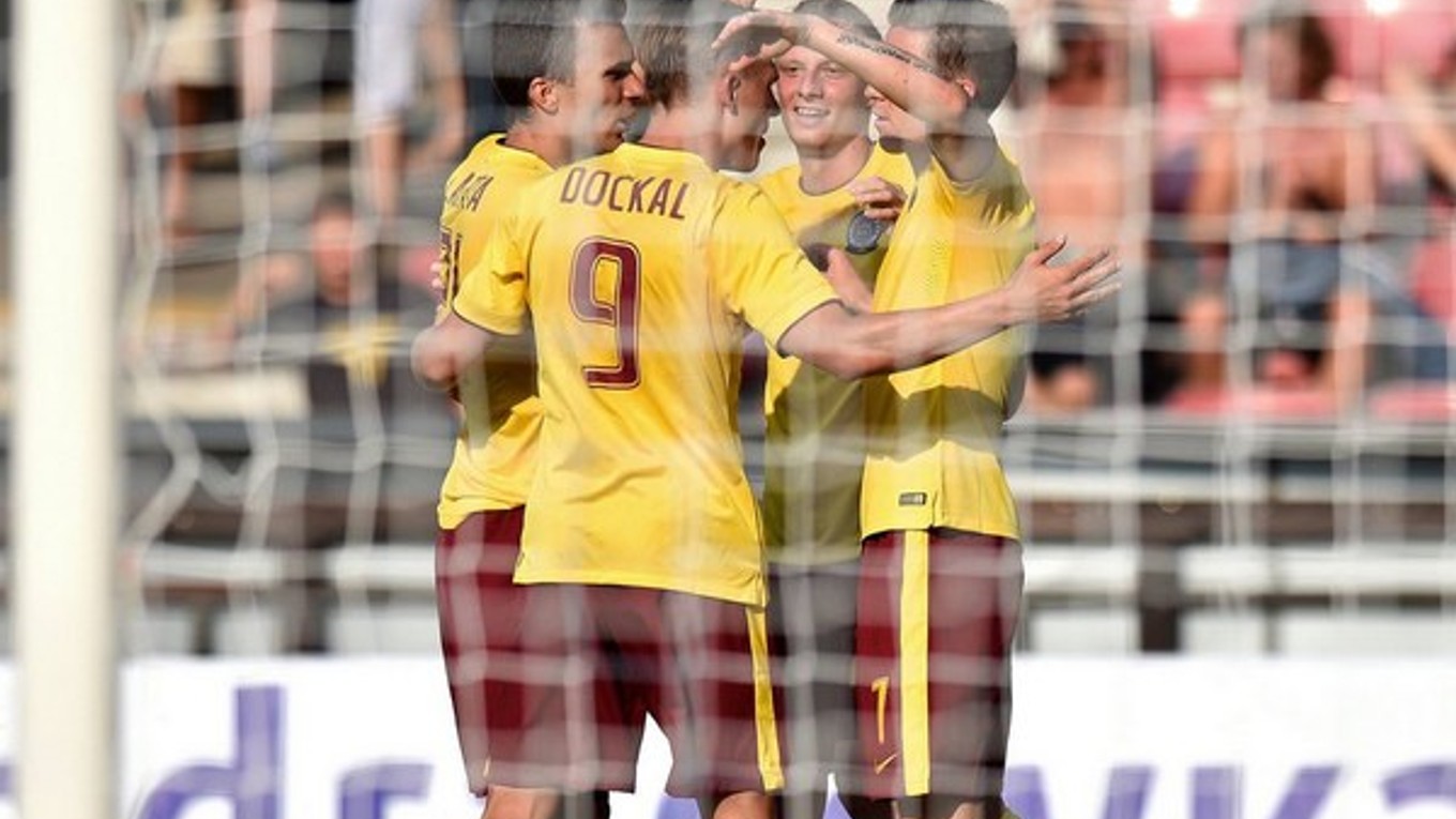 Futbalisti Sparty Praha oslavujú gól.