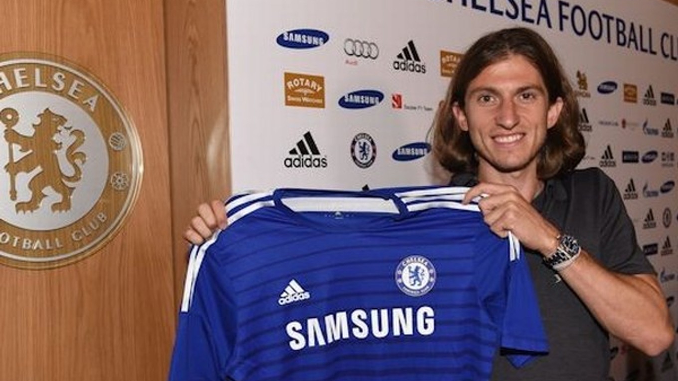 Filipe Luis pózuje s dresom FC Chelsea.