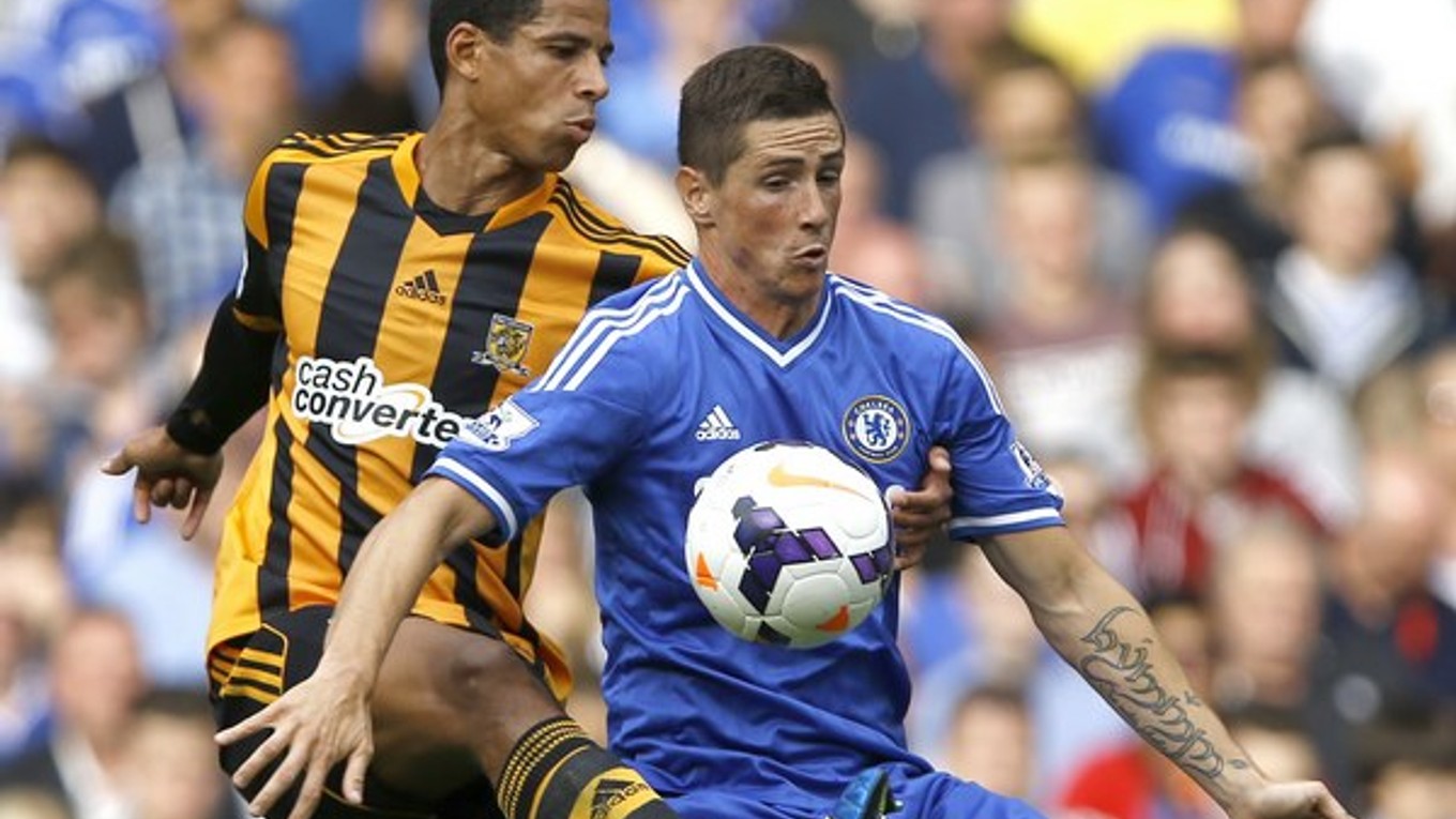 Curtis Davies vzadu v súboji s Fernandom Torresom z Chelsea.