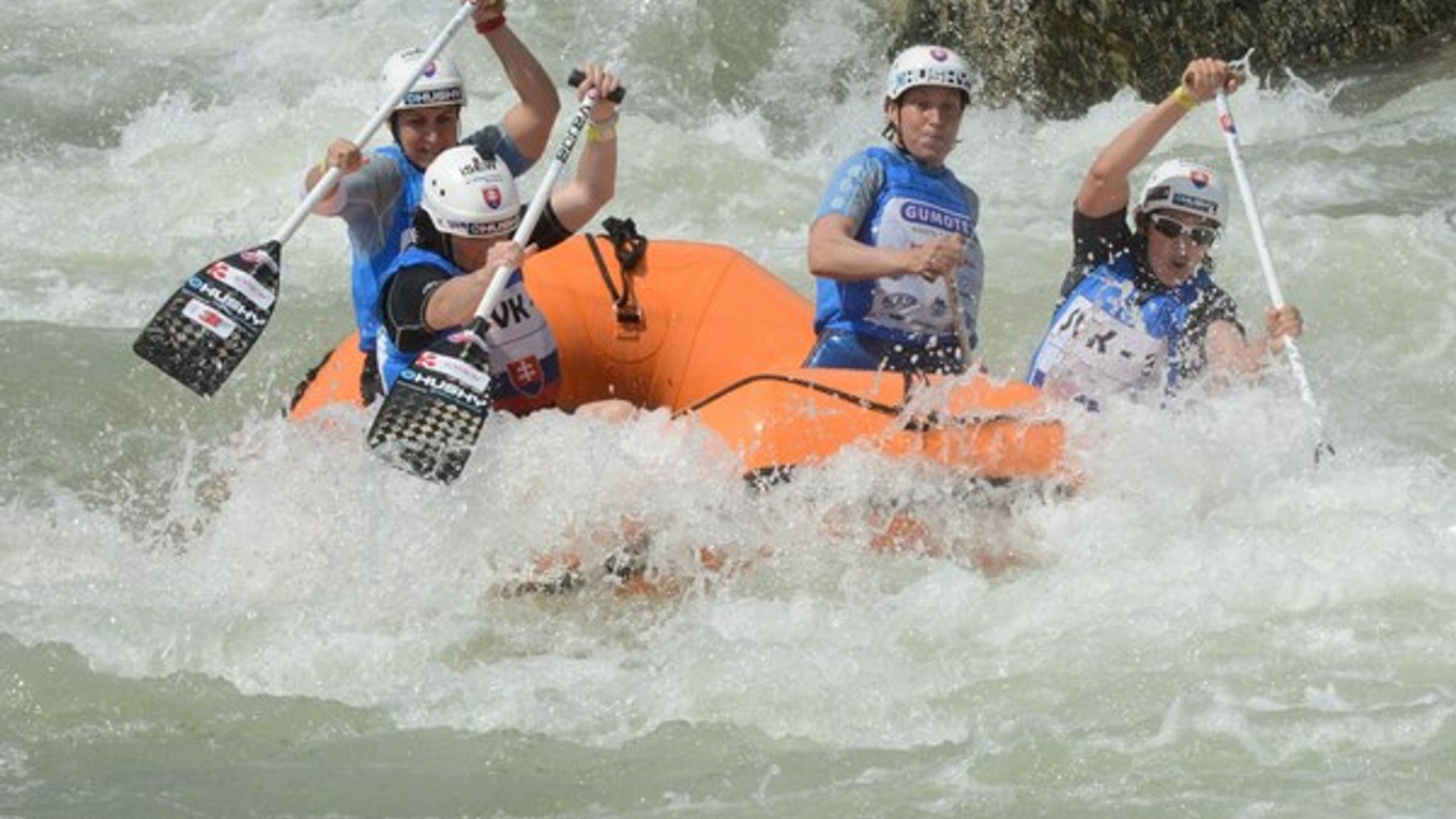 Členky úspešného slovenského raftu Mistral. Vpredu Hana Švarcová a Júlia Pavelková, vzadu Zuzana Čunderlíková  a Veronika Kvetáková.