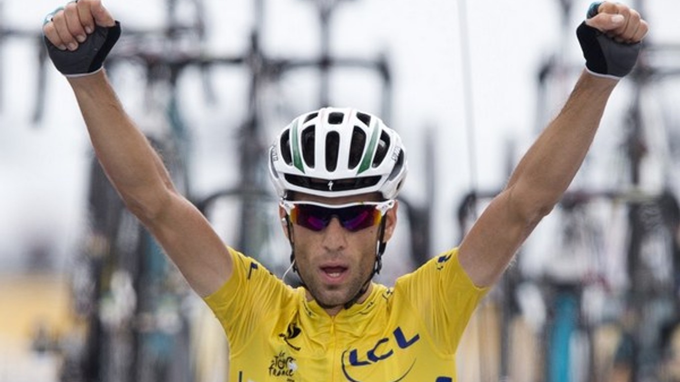 Vincenzo Nibali sa teší z víťazstva v 18. etape.