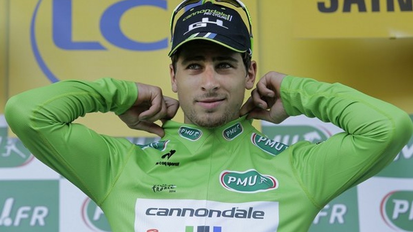 Peter Sagan v zelenom drese.