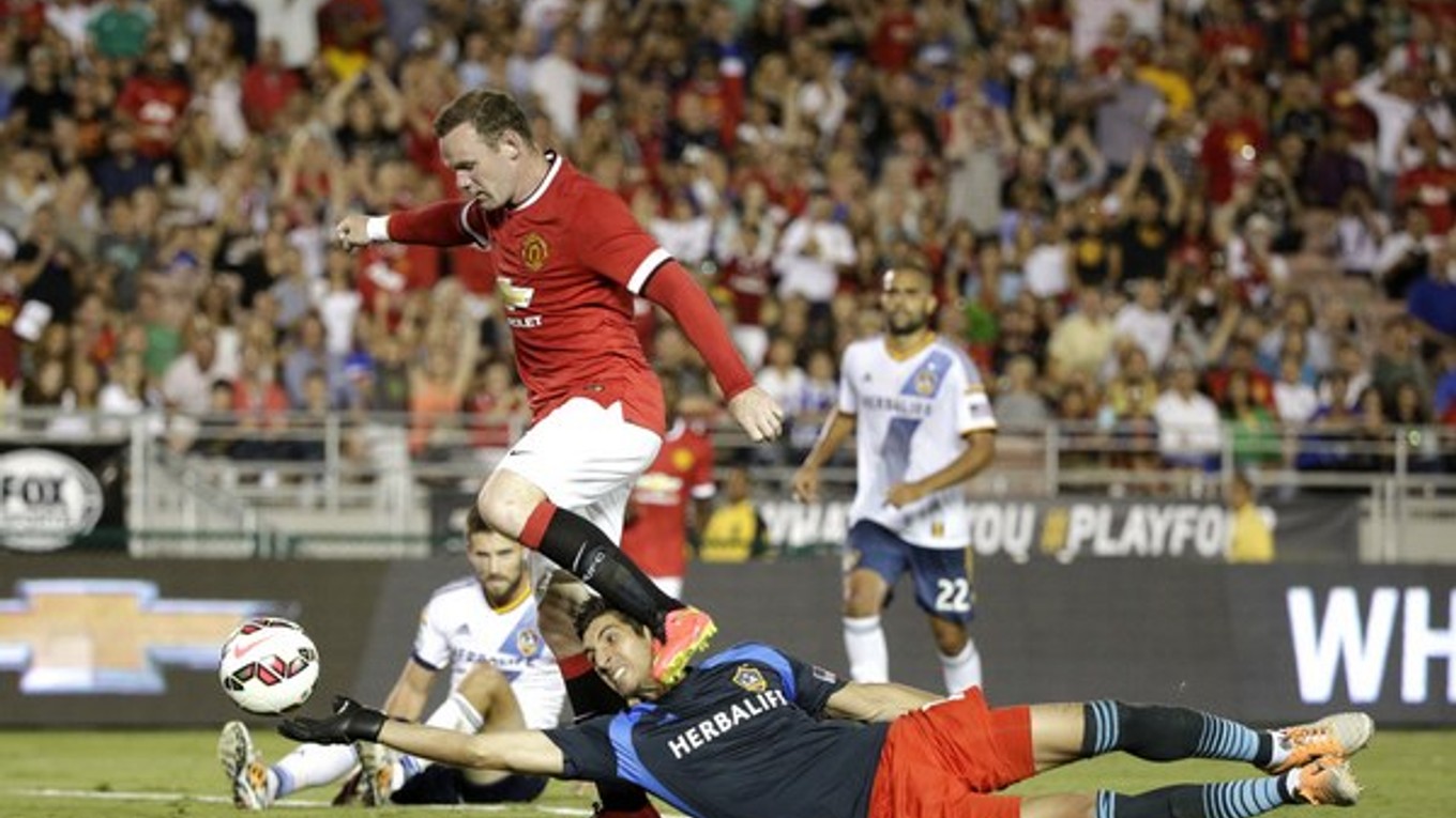 Wayne Rooney strieľa gól proti LA Galaxy.