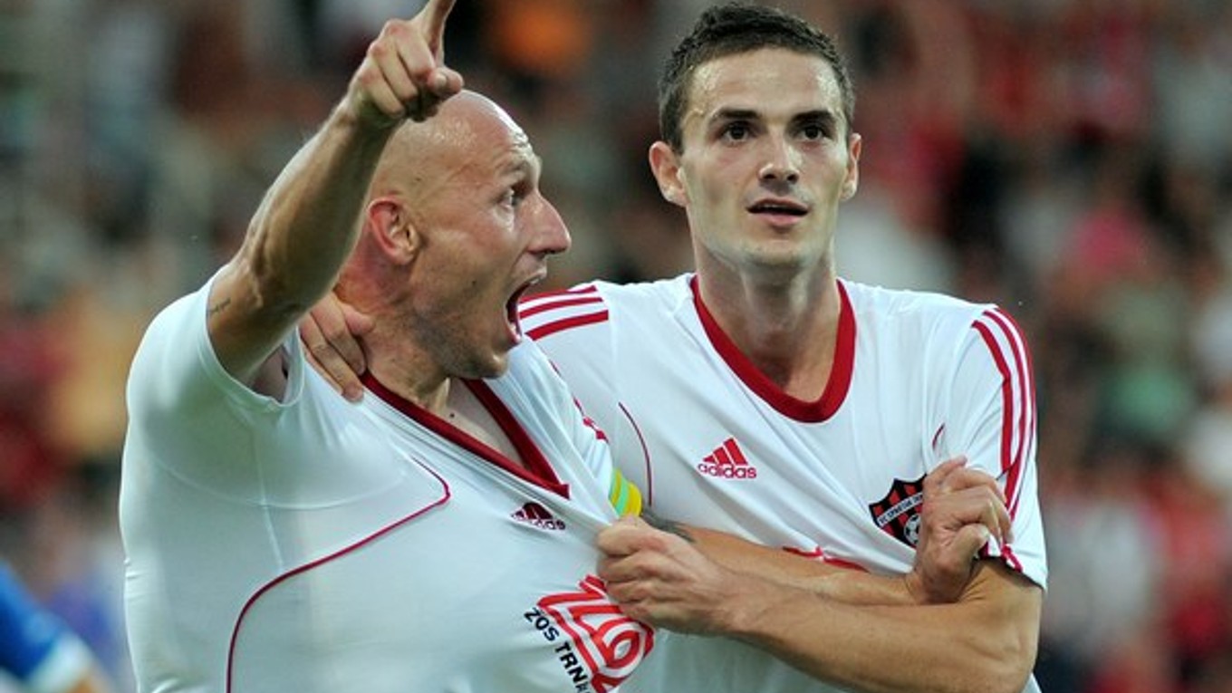 Marek Janečka (vľavo) a Erik Sabo oslavujú trnavský gól.