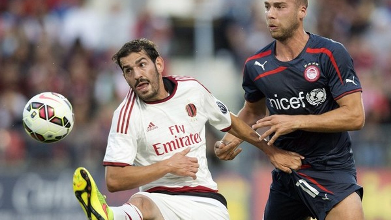 Riccardo Saponara z AC Miláno (vľavo) v súboji s Patjimom Kasamim.