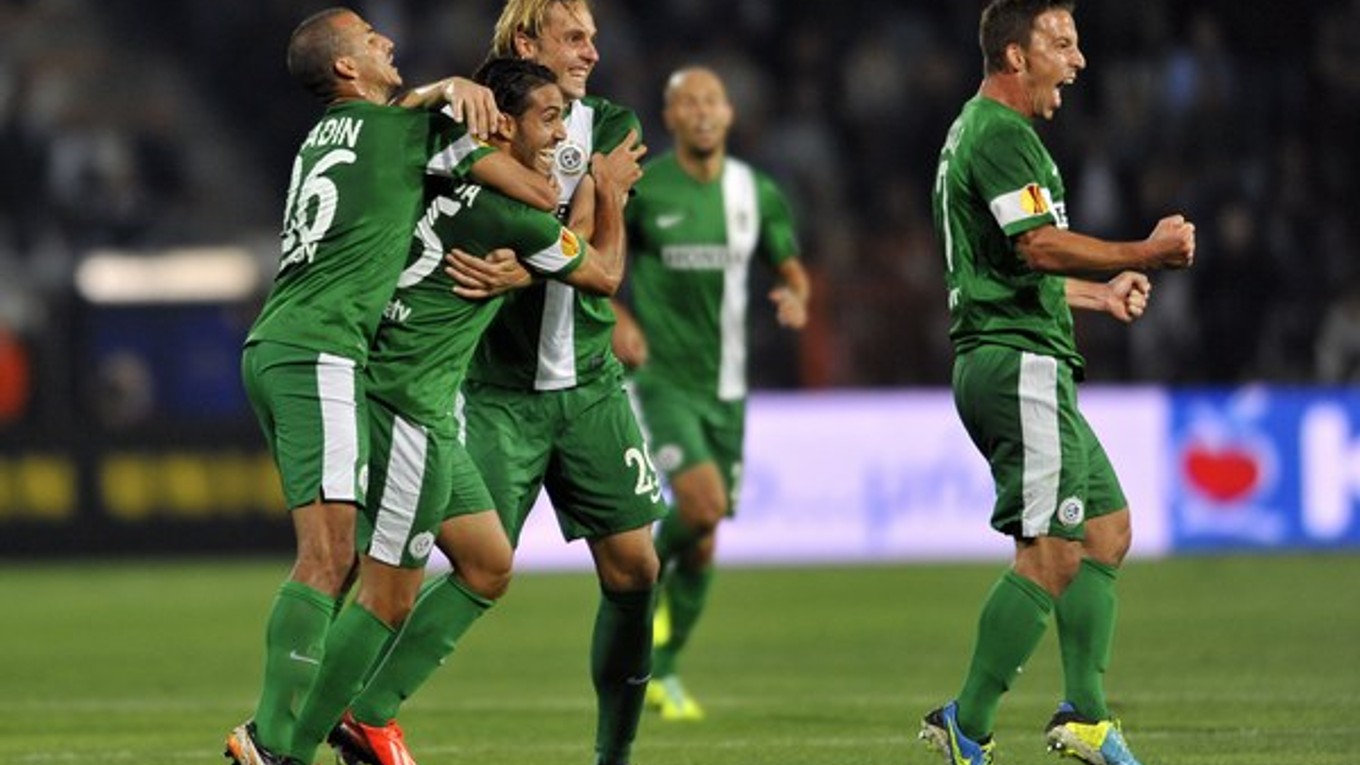 Radosť hráčov Maccabi Haifa v zápase Európskej ligy.