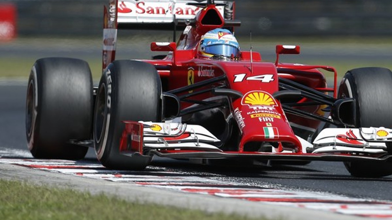 Pilot stajne Ferrari Fernando Alonso počas tréningu na VC Maďarska.