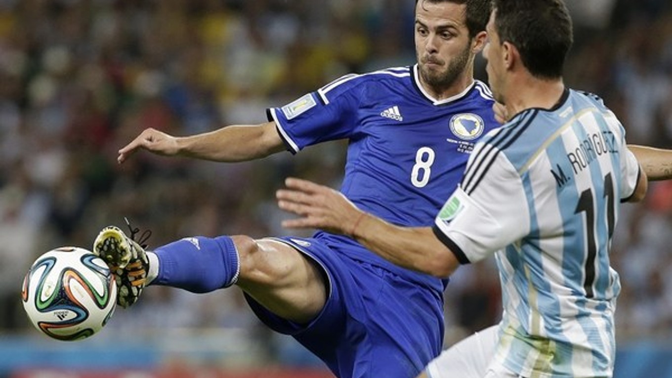 Miralem Pjanič (vľavo) na MS v drese Bosny a Hercegoviny.
