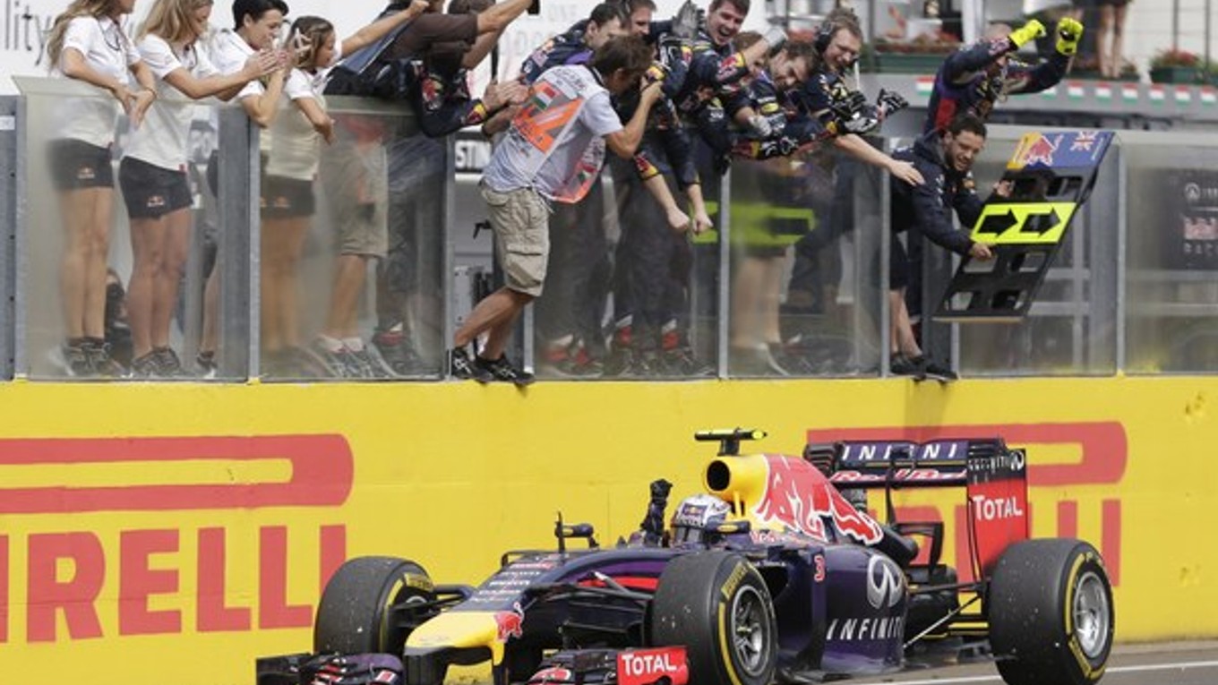 Austrálčan Daniel Ricciardo na monoposte Red Bull oslavuje viťazstvo na Veľkej ceny Maďarska.