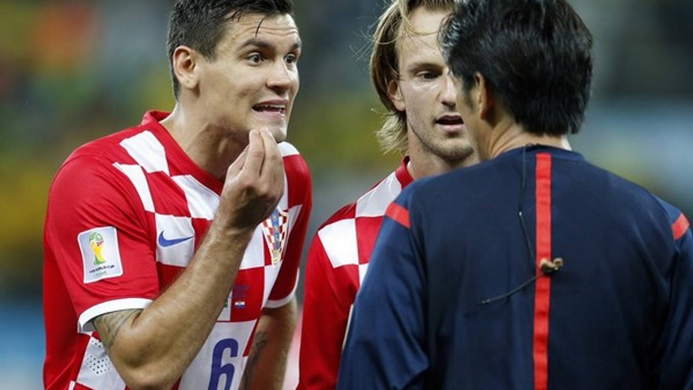 Dejan Lovren (č. 6) reklamuje na MS v Brazílii svoj faul na Freda.
