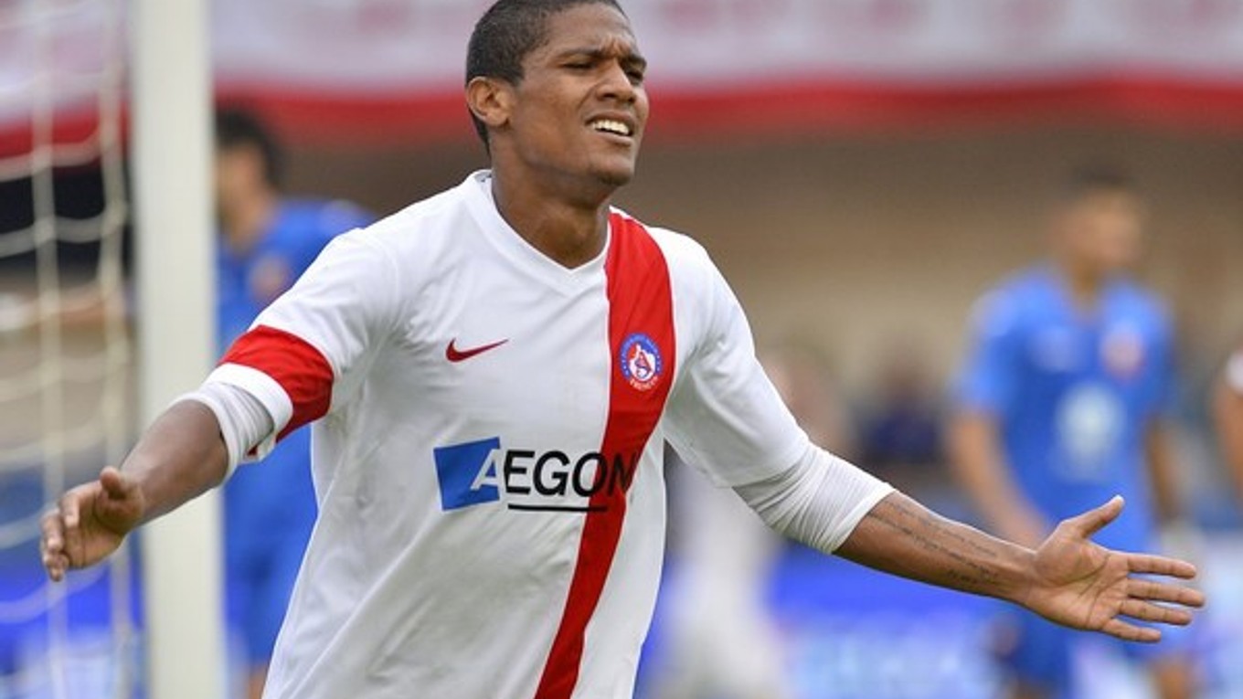 Jairo oslavuje gól v zápase proti Novemu Sadu.