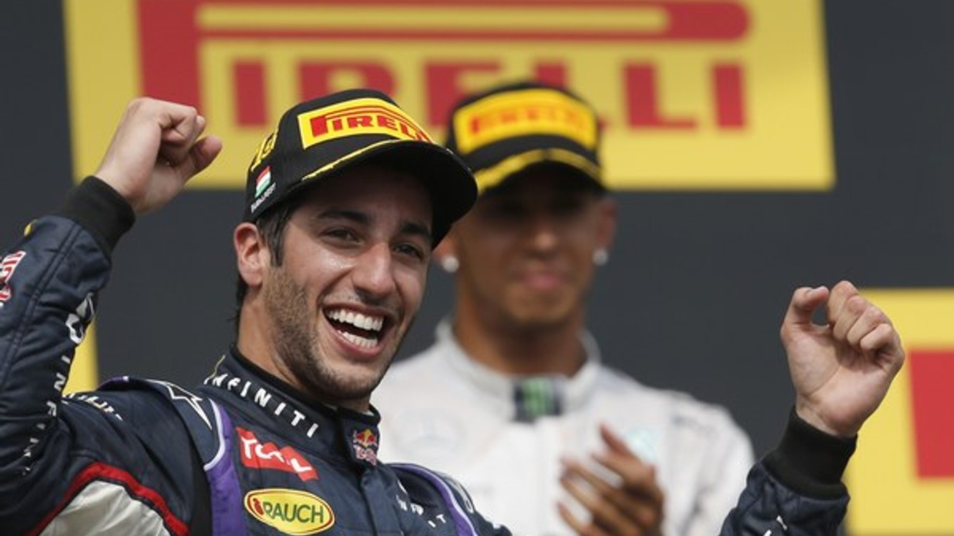 Z výhry v Maďarsku sa tešil Daniel Ricciardo na Red Bulle.