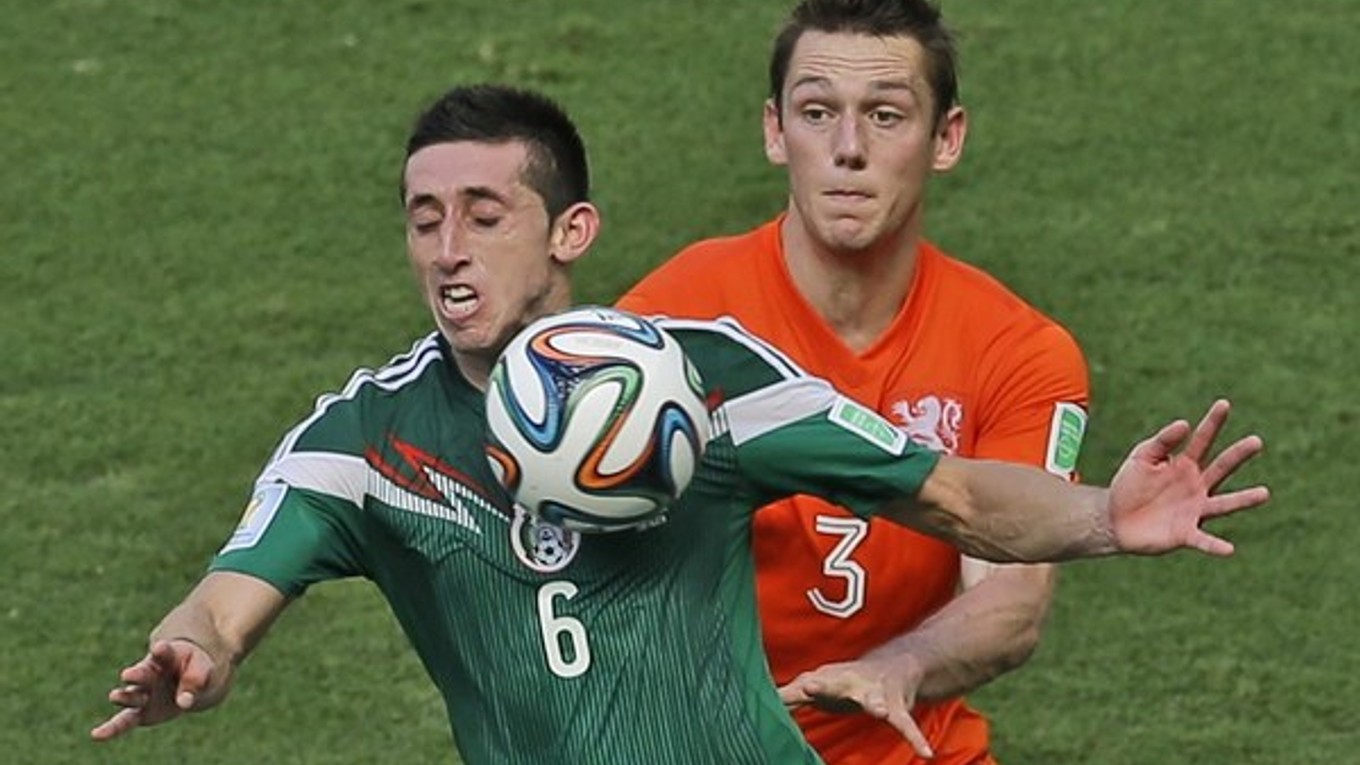 De Vrij (vpravo) počas MS v súboji s Mexičanom Herrerom.