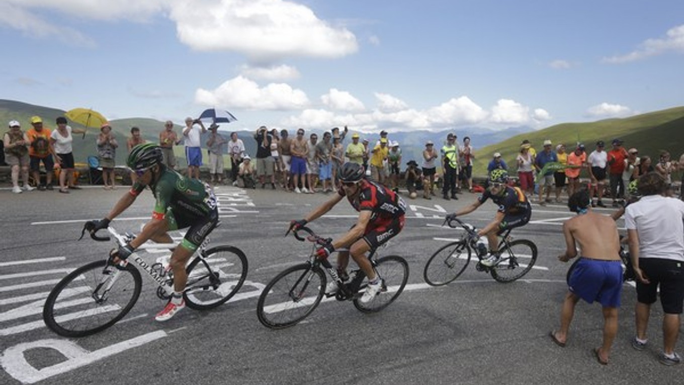 Peter Velits (v strede) v drese BMC na Tour de France.