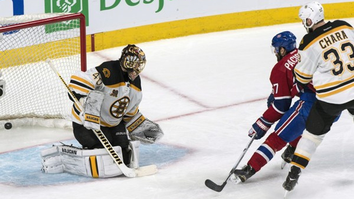 Max Pacioretty strieľa gól do bostonskej bránky.