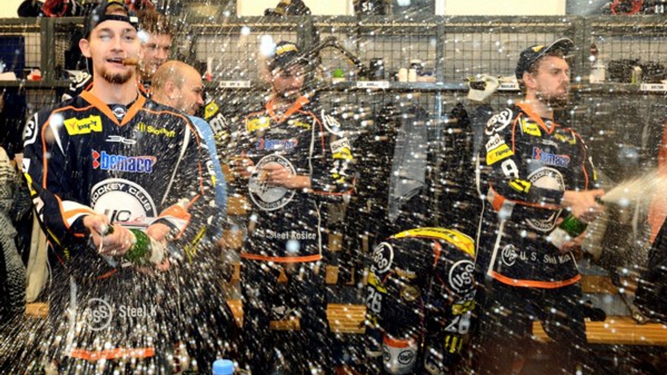 Košickí hokejisti počas osláv majstrovského titulu.