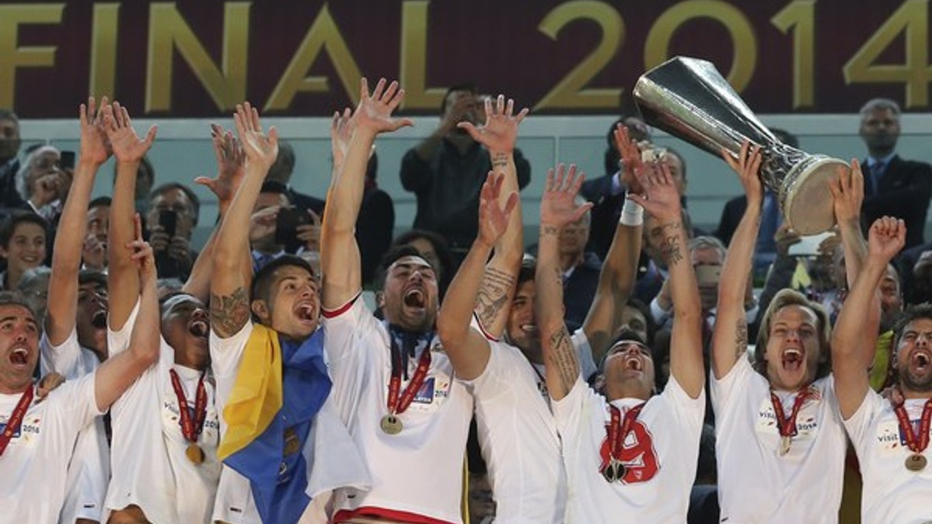 Futbalisti Sevilly s víťaznou trofejou.