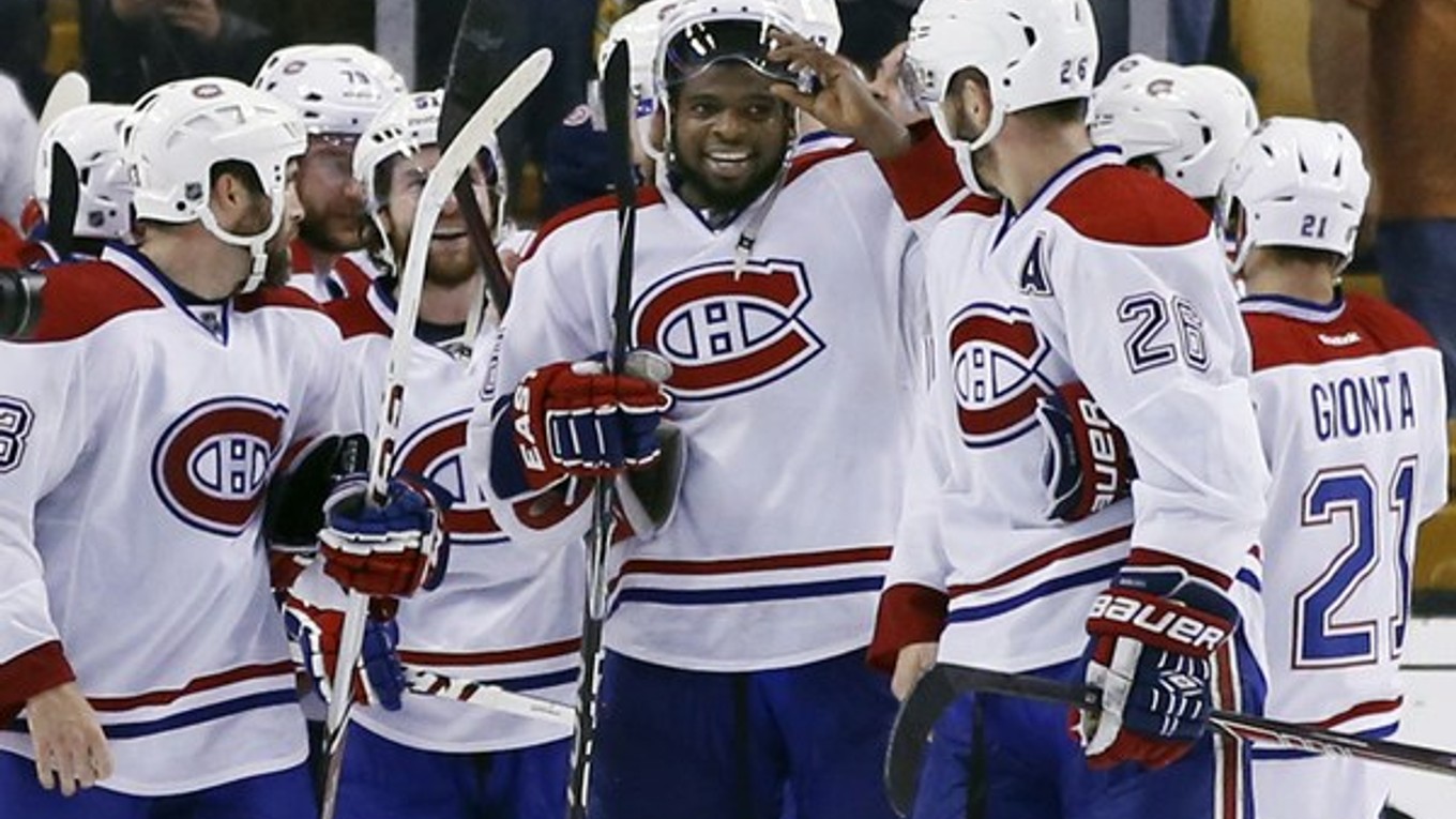 Obranca P.K. Subban z Montrealu Canadiens (v strede) sa teší z postupu spolu so spoluhráčmi.