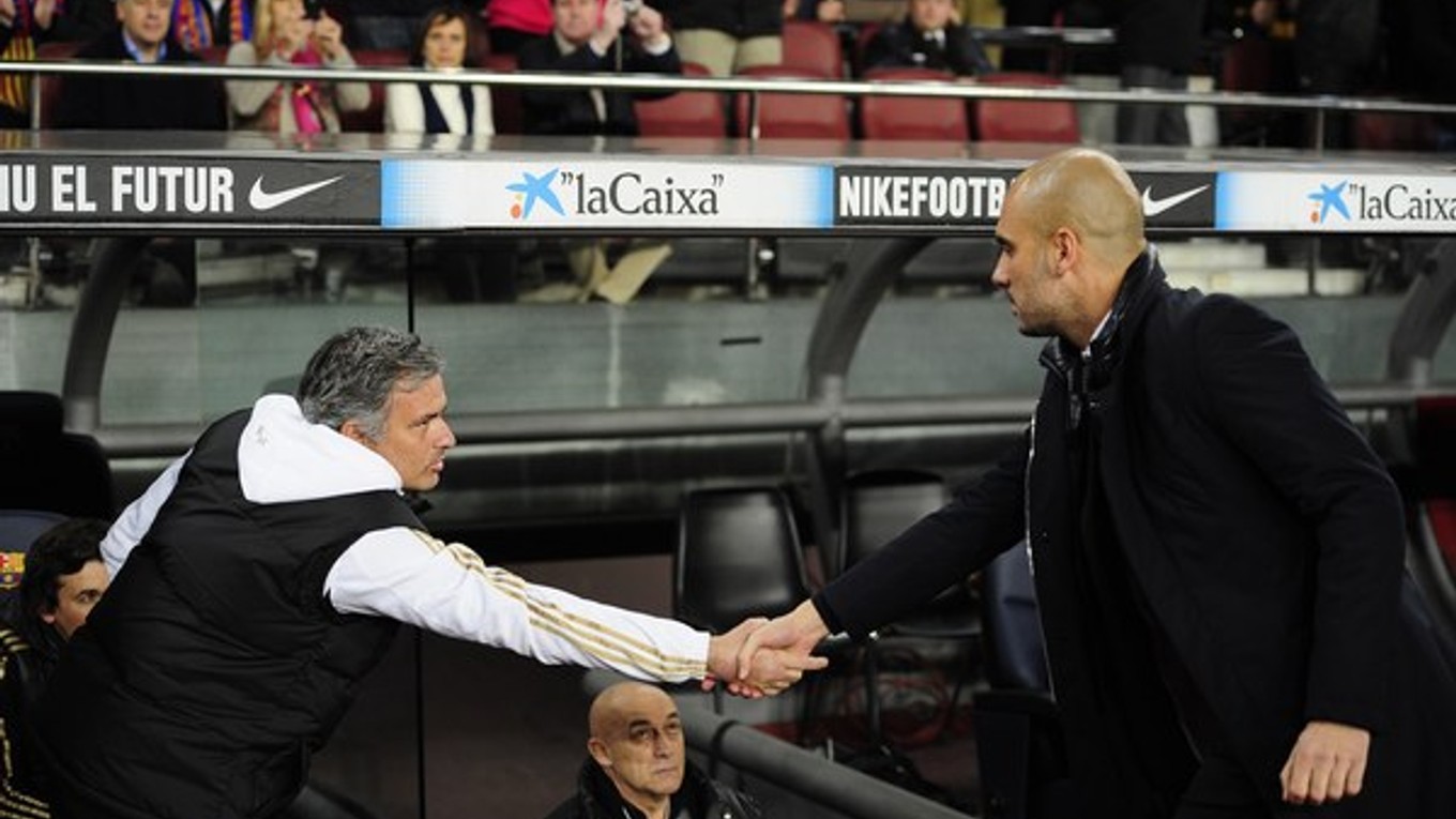 Pep Guardiola (vpravo) a Jose Mourinho si podávajú ruky na archívnej snímke. Prvý ešte ako tréner FC Barcelona, druhý ako tréner Realu Madrid.