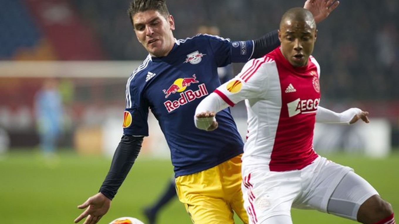 Jonatan Soriano z FC Salzburg (vľavo).