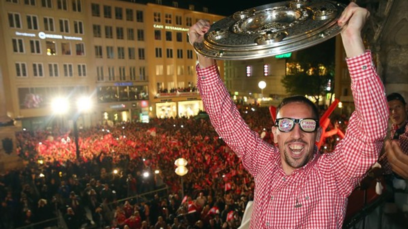 Franck Ribery s trofejou pre víťaza Bundesligy.