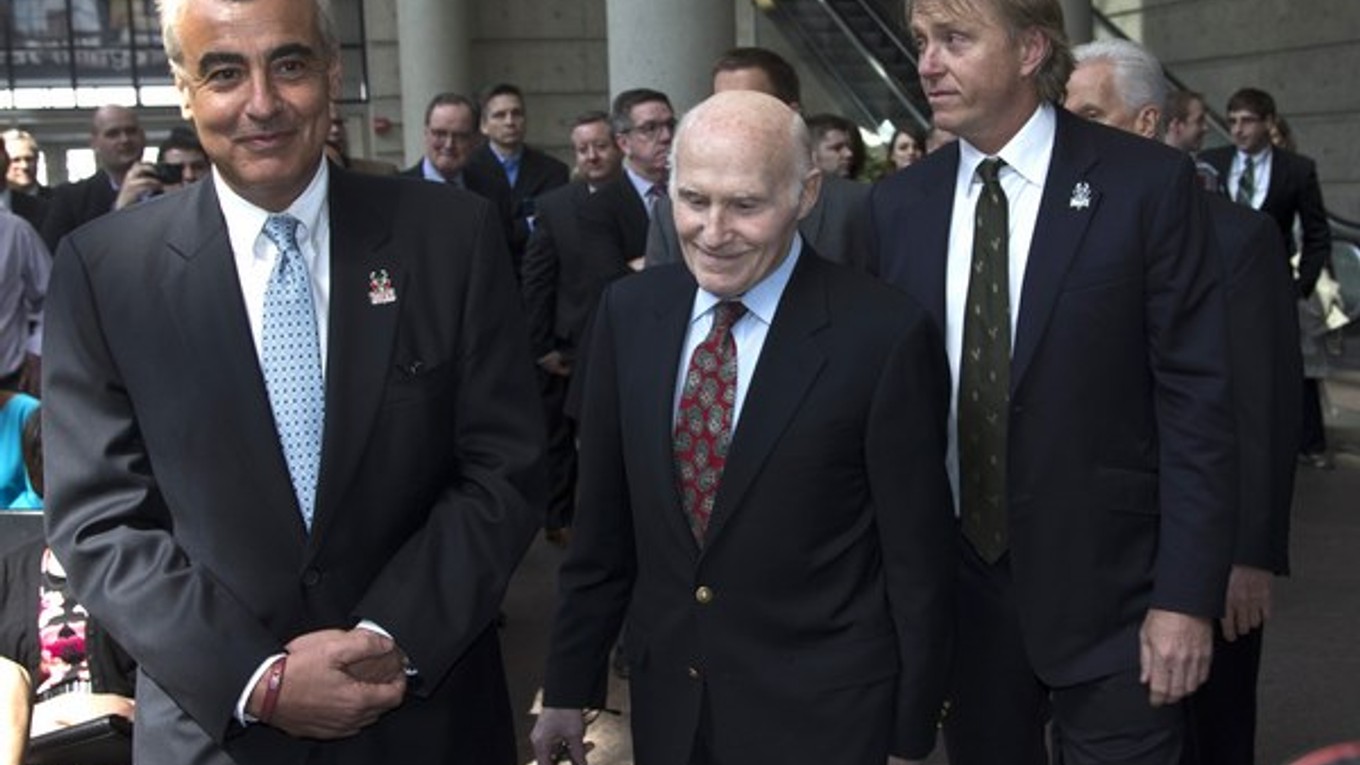 Bývalý majiteľ Milwaukee Herb Kohl (uprostred) a noví majitelia Marc Lasry (vľavo) a Wesley Edens.