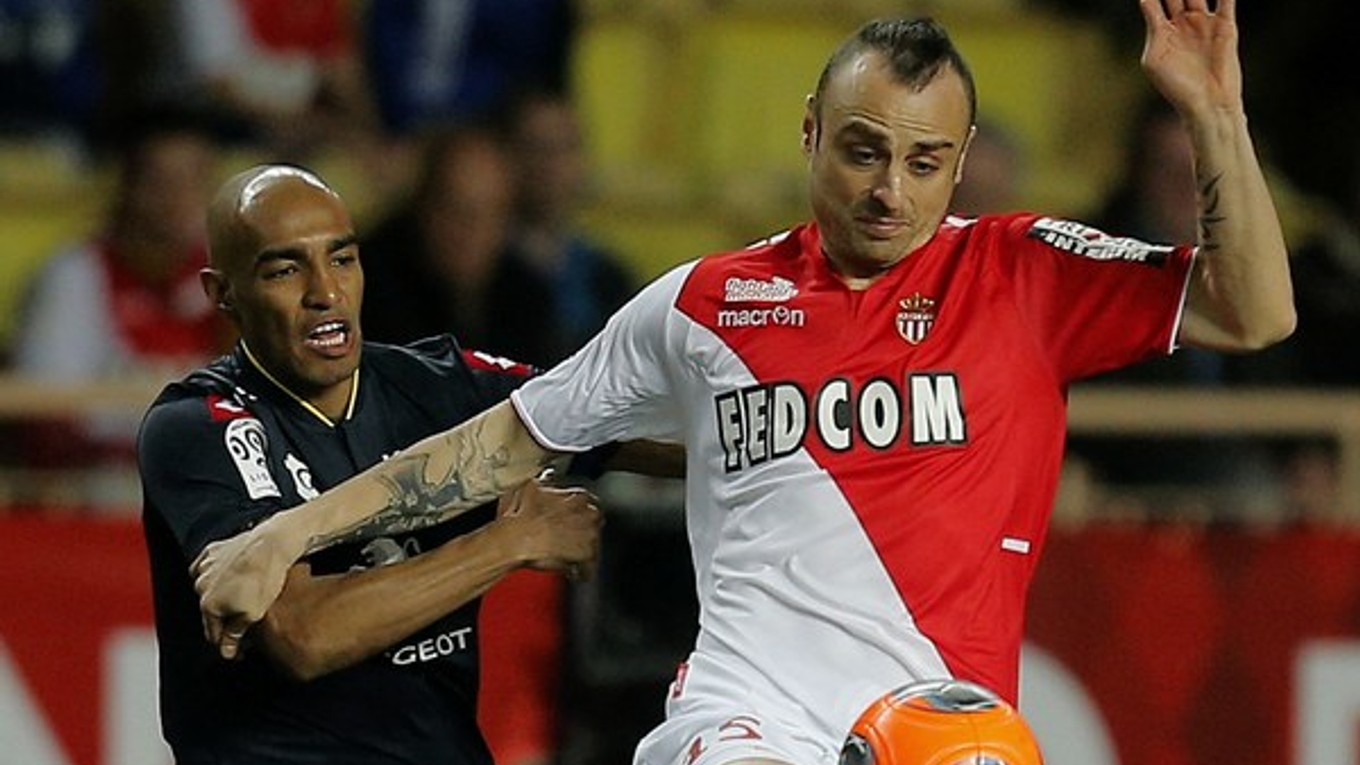 Dimitar Berbatov v drese Monaka (vpravo).