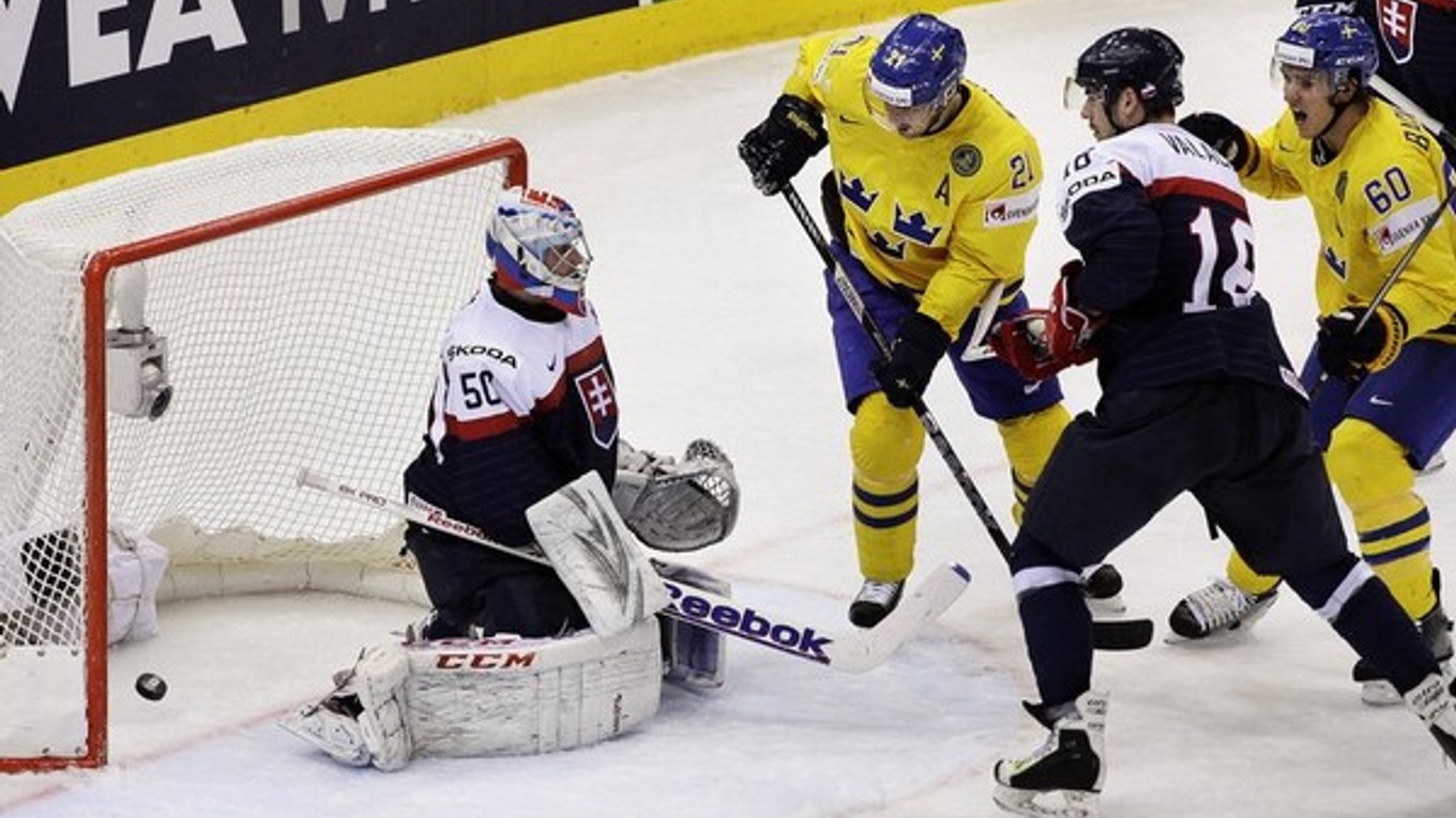 Slovenský brankár Ján Laco zápas so Švédskom nedochytal.