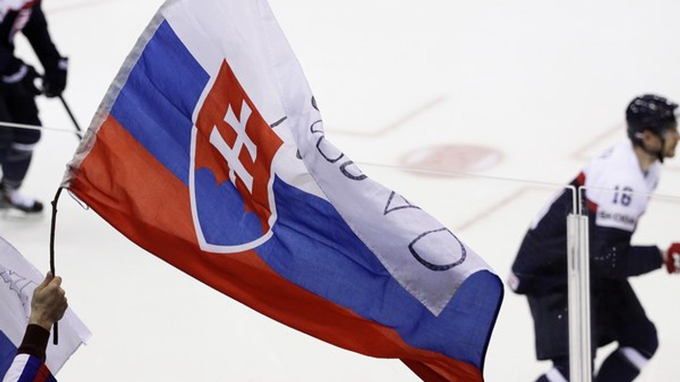 Slovenská vlajka počas zápasu Švédsko - Slovensko.