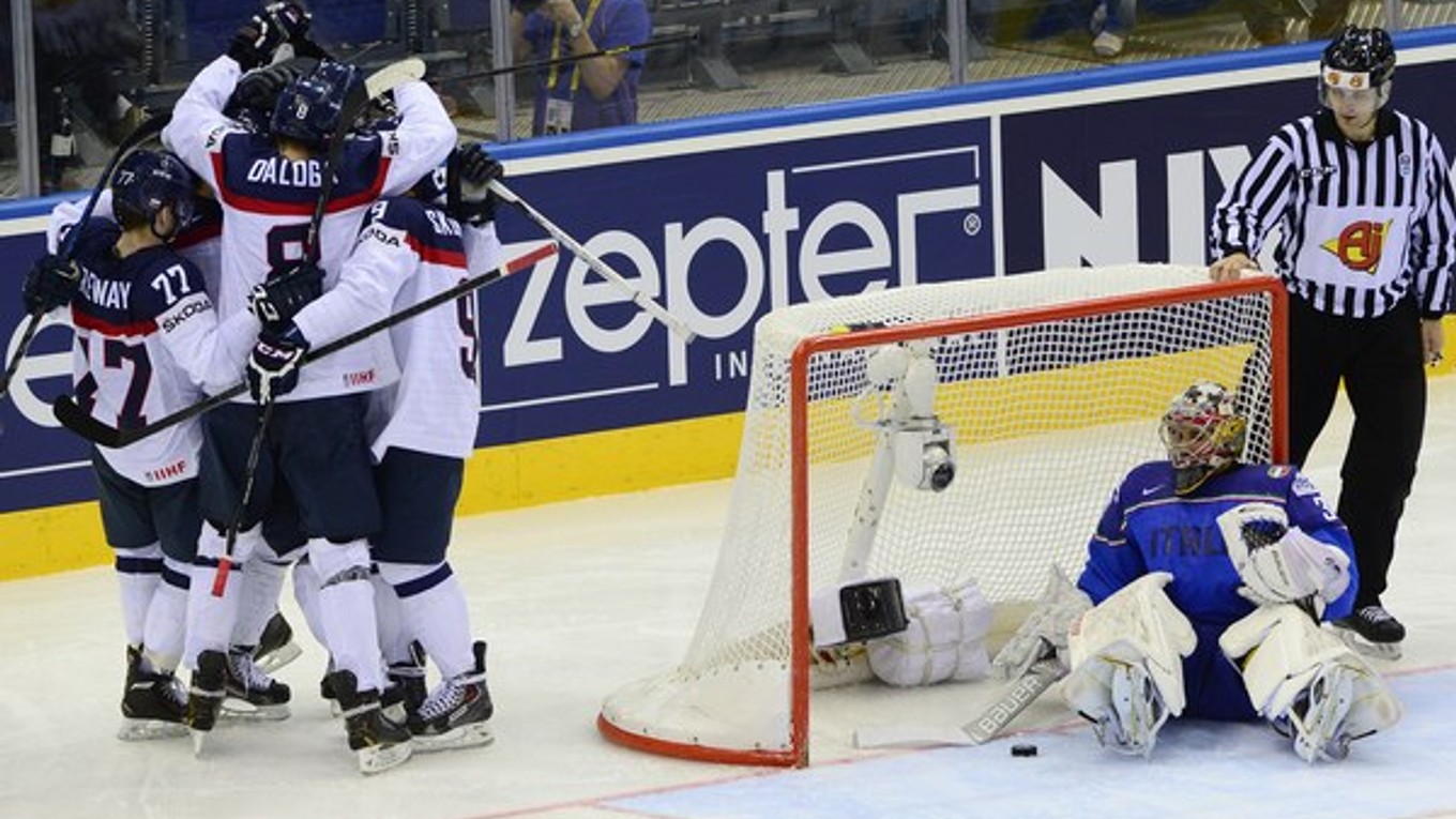 Slováci oslavujú druhý gól Talianom. Strelil ho Marek Viedenský.