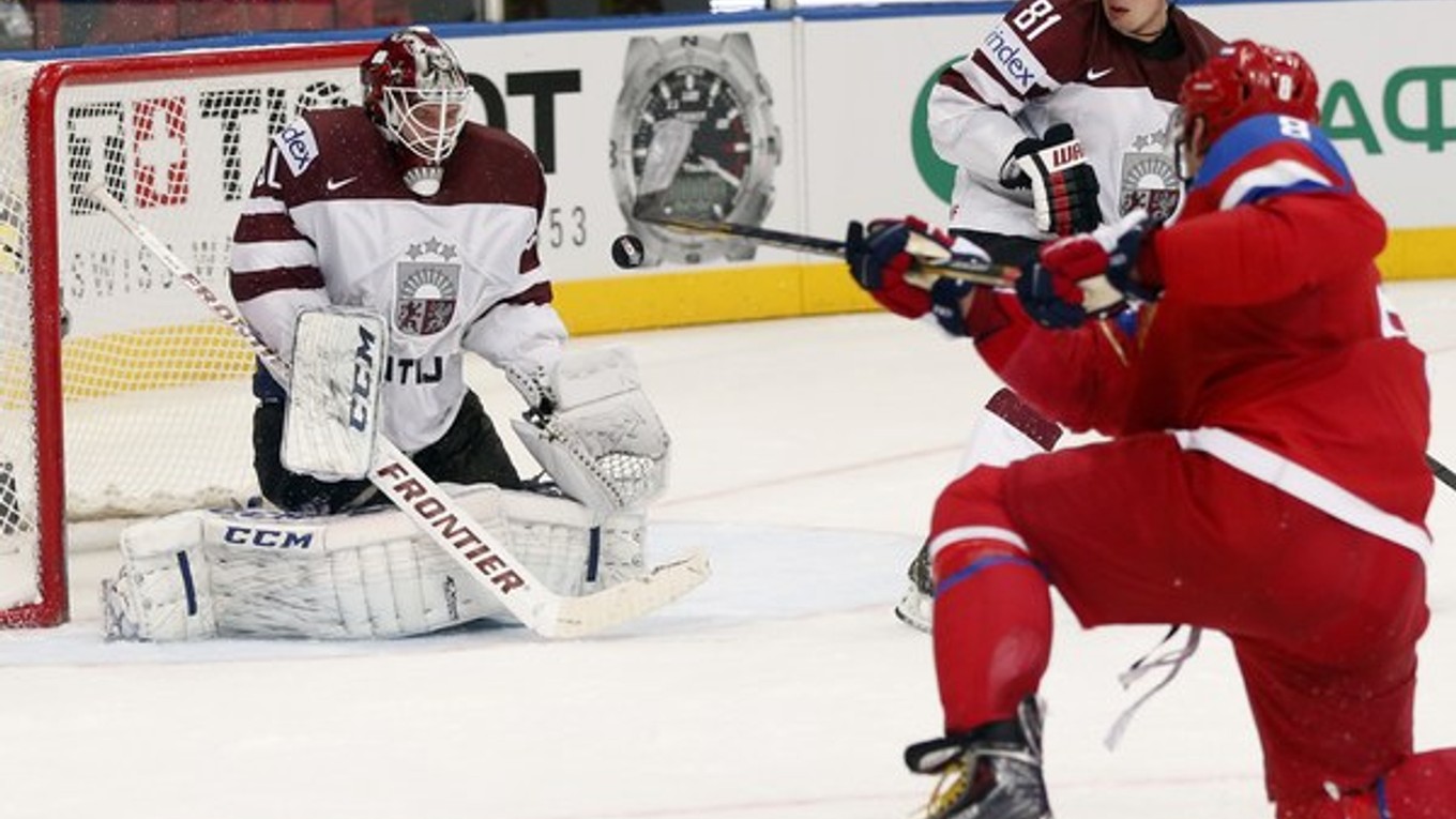 Alexander Ovečkin ohrozuje brankára Kristersa Gudlevskisa.