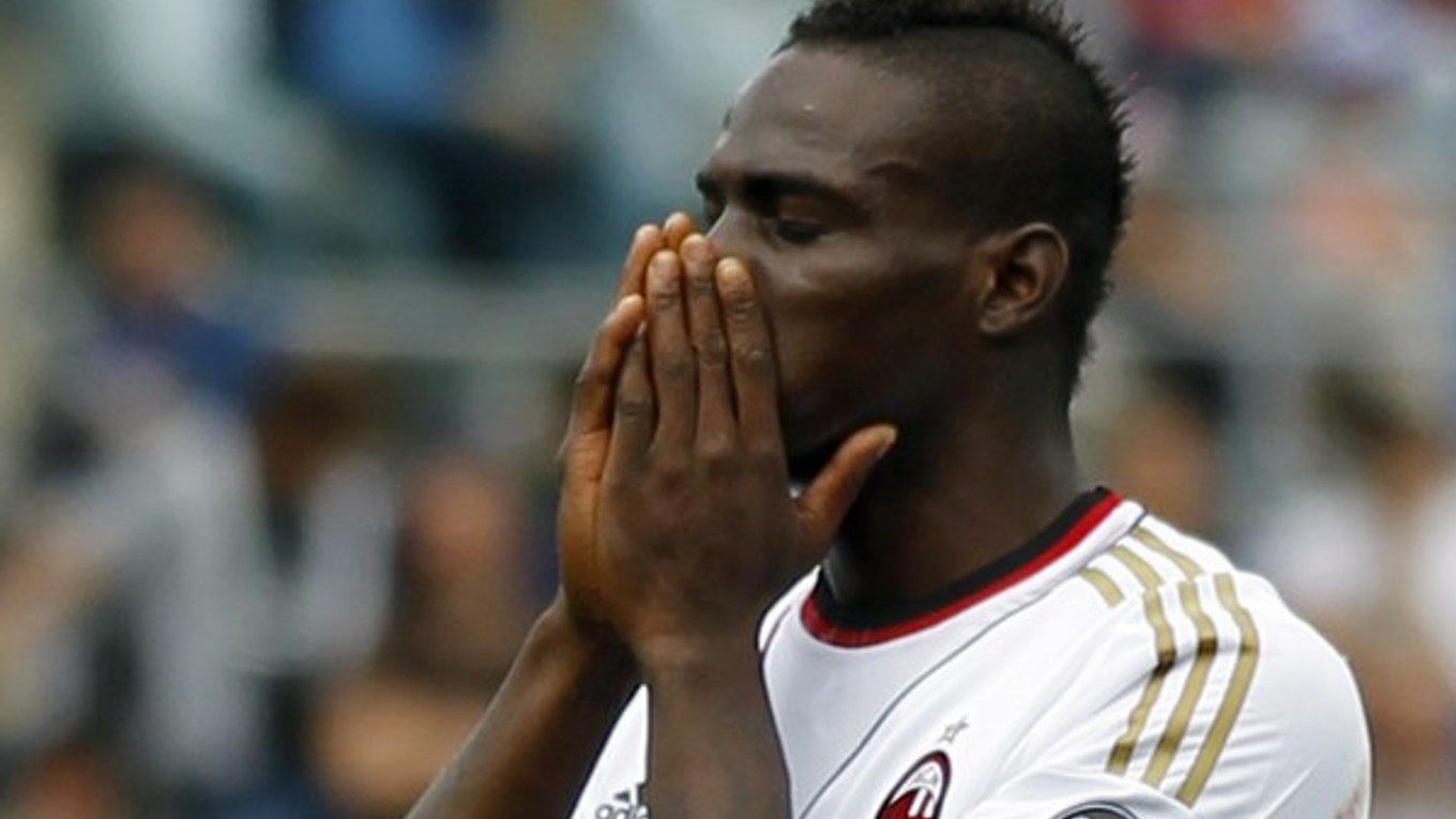 Balotelli má domov v Limido Comasco asi 30 km od Milána. Pred rokom ho zlodeji navštívili tiež, ale odniesli si len dva dresy.