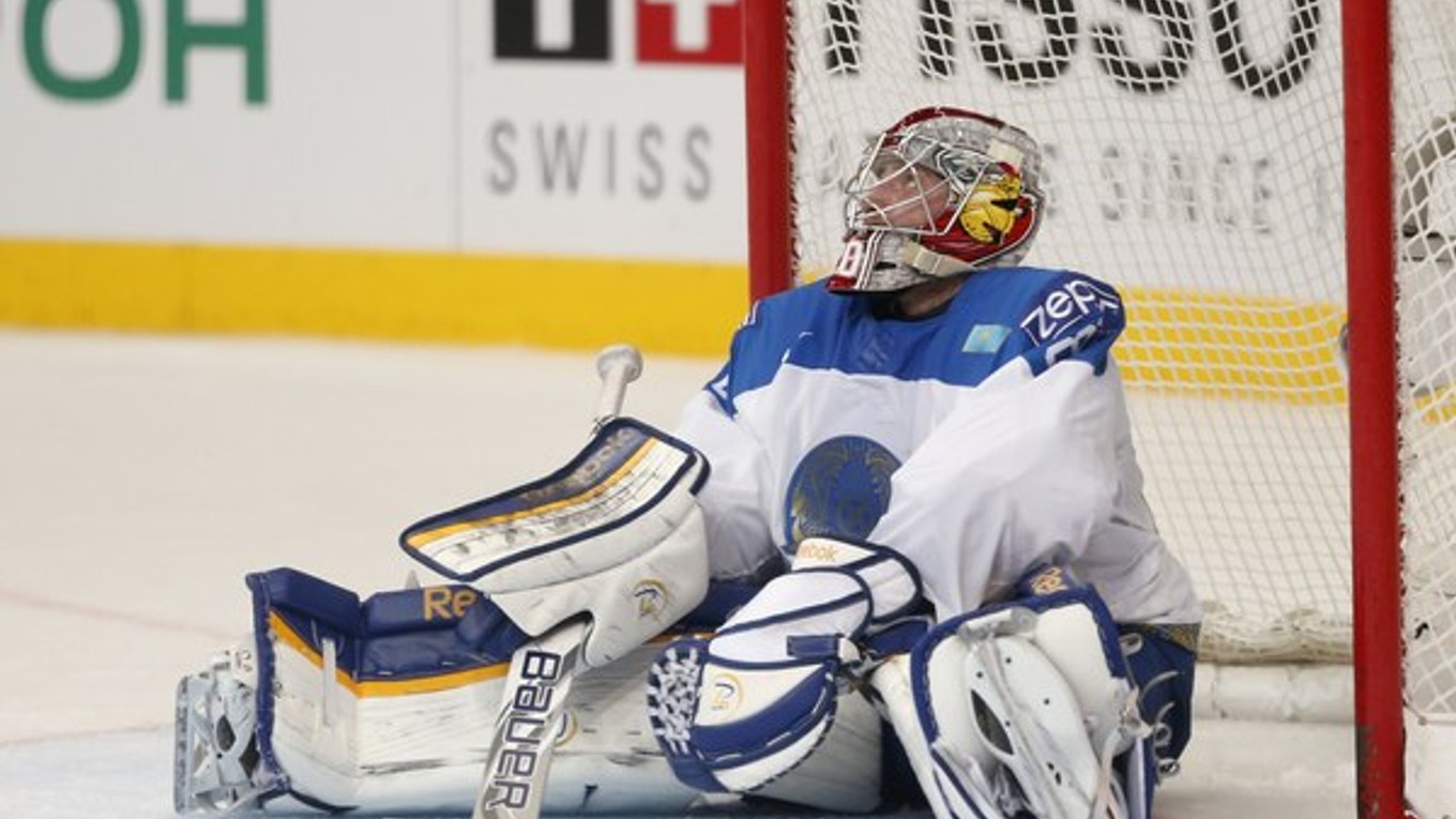 Smutný brankár Kazachstanu Vitalij Jeremejev.