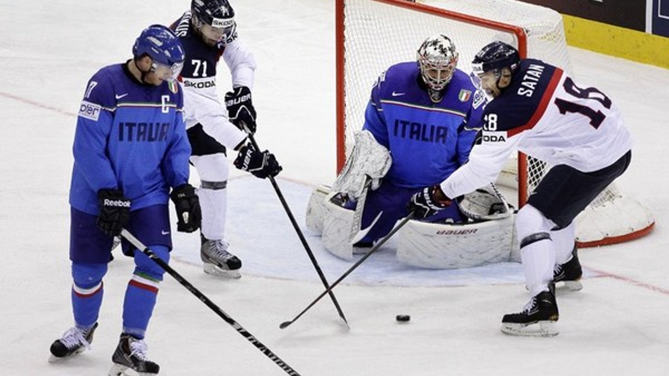 Miroslav Šatan (vpravo) pre bránkou Talianska.